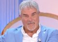 ''Non li uso più'': Pino Insegno in tv rivela il motivo per cui ha abbandonato i social e non torna indietro