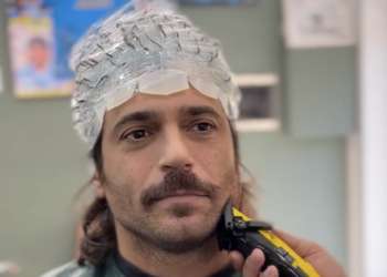 ''Come si diventa un personaggio'': Can Yaman taglia la barba, le immagini del cambio look le pubblica sul social, guarda