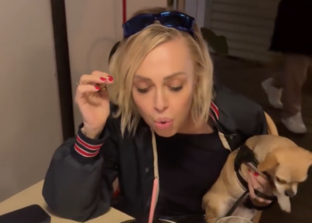 ''Sono contenta di non averne fatti'': Paola Barale festeggia i 59 anni al ristorante e parla dei figli non avuti su F