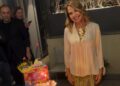 Barbara D'Urso festeggia 69 anni con gli amici e una maxi-torta