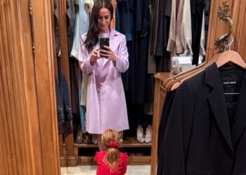 ''Piccola aiutante di mamma'': Meghan Markle pubblica una foto insieme alla figlia mentre è nella stanza guardaroba ''Piccola aiutante di mamma'': Meghan Markle pubblica una foto insieme alla figlia mentre è nella stanza guardaroba