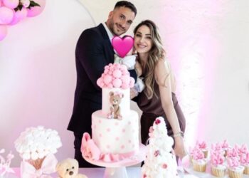 Anna Tatangelo e Giacomo Buttaroni hanno battezzato la figlia Beatrice: festa romantica tra rose, dolci e palloncini, foto