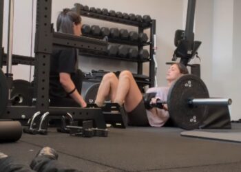 Belen Rodriguez mostra gli esercizi strong in palestra