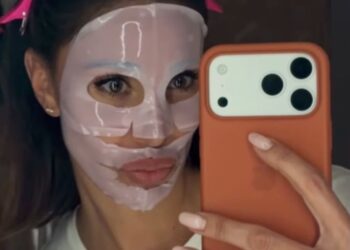 Belen Rodriguez mostra l'applicazione della sua maschera per le parti intime