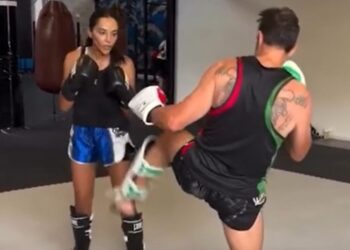 Edoardo Stoppa e Juliana Moreira si prendono a calci durante l'allenamento