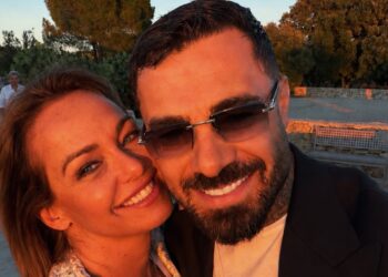 ''Sembra il figlio'': Sonia Bruganelli travolta dal commento velenoso per il selfie col compagno Angelo Madonia, la replica