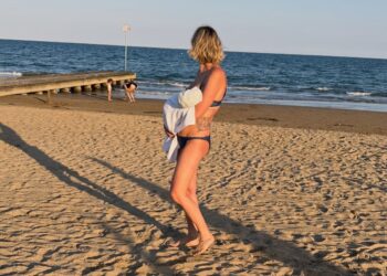Federica Pellegrini si gode il primo mare da mamma bis con Rachele, la secondogenita di due mesi e mezzo, e Matilde, 2 anni, foto